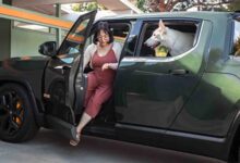 特斯拉杀手Rivian整活儿 OTA后支持“下跪模式”：上下车更方便了 - v2ra小站