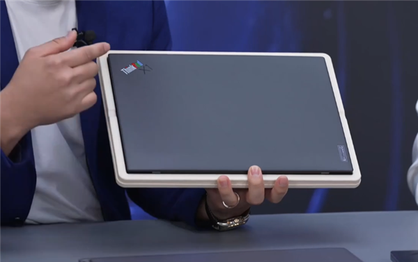 全球限量5000台!ThinkPad X1 Carbon 30周年版发布:彩色LOGO情怀拉满 - v2ra小站