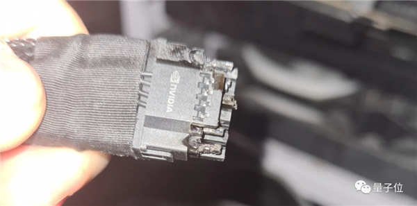 曝RTX 4090过热烧到冒烟有焦味 网友：战术核显卡回来了 - v2ra小站