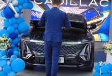 尴尬！凯迪拉克首款电动车交付现场出故障：死活关不上前舱盖 - v2ra小站