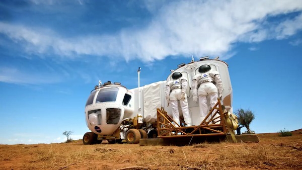 NASA公布载人月球探测车:最快10km/h 可供两名宇航员生活工作 - v2ra小站