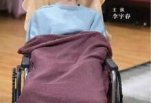 李宇春父亲回应女儿健康问题 患强直性脊柱炎没那么严重：坐轮椅是剧照 - v2ra小站