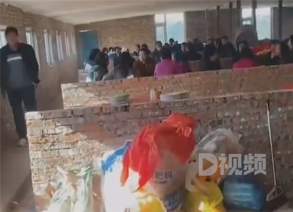 女子参加朋友婚礼在猪圈吃席:网友吵起来了 - v2ra小站