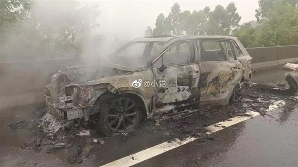 成都一辆理想ONE路途中起火 现场浓烟滚滚 - v2ra小站