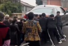 宝马婚车后轮掉坑 众人推车救援！一脚油轮胎爆了 致多人受伤 - v2ra小站