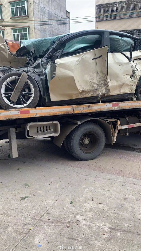 时速198km/h!车主诉特斯拉失控造2死 网友质疑撒谎:过程太离谱 - v2ra小站