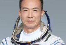 17年后 费俊龙再飞天!曾在太空连做4个“前滚翻” - v2ra小站