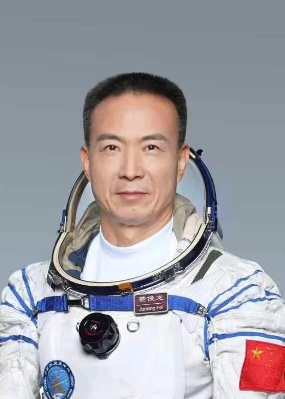 17年后 费俊龙再飞天!曾在太空连做4个“前滚翻” - v2ra小站