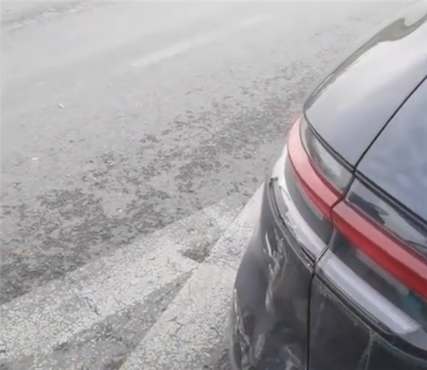 大爷开三轮车剐蹭路边豪车 豪横甩13000元后走了!大爷身份拆迁户 - v2ra小站