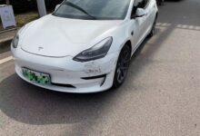 名爵6超车失败撞上Model 3：“让特斯拉超车先行”标语引人发笑 - v2ra小站