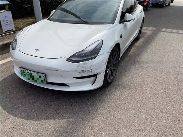 名爵6超车失败撞上Model 3:“让特斯拉超车先行”标语引人发笑 - v2ra小站