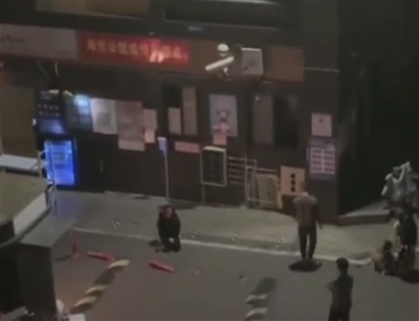 女子凌晨外卖被偷跪地大哭 官方回应:已接警 正调查处理 - v2ra小站