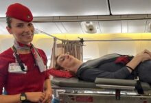 世界最高女人首次坐飞机 拆掉6个座位才躺下 - v2ra小站