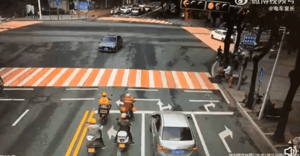 小鹏电动车路口失控突然加速：连撞4辆电瓶车 一辆汽车 - v2ra小站