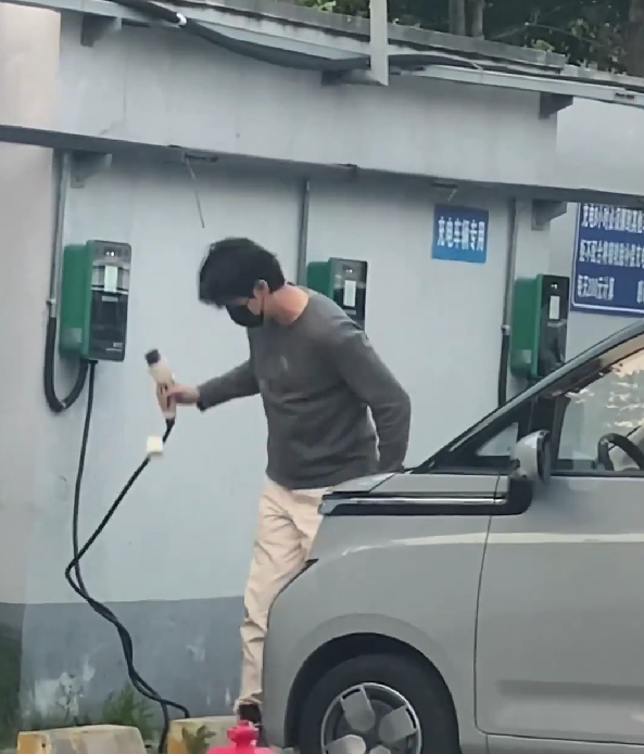 网友偶遇胡歌开宏光Air EV：五菱汽车在线求代言 - v2ra小站
