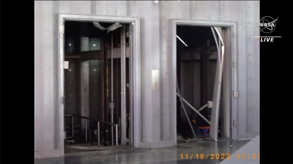 美国登月重型火箭SLS升空后：发射台的电梯门都被震没了 - v2ra小站