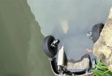 车位被占喊挪车不配合 男子找来叉车把车扔进河里 - v2ra小站