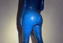 金卡戴珊万圣节COS“魔形女” 紧身衣下身材一览无余 - v2ra小站