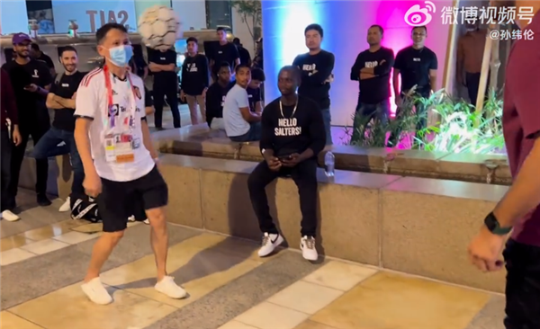 网红“退钱哥”去看世界杯了!现身卡塔尔街头:大秀球技 - v2ra小站
