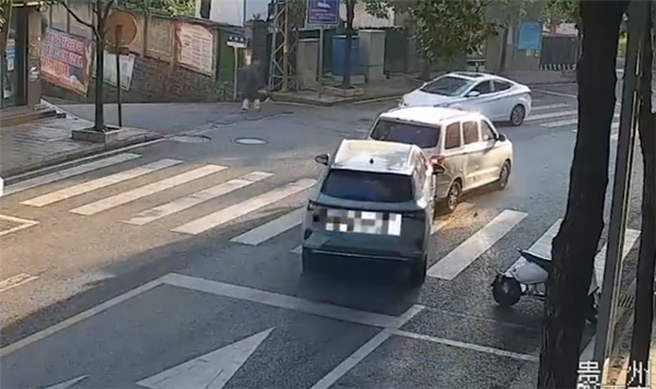 女子连续2次撞同一车:无证驾驶、还穿4厘米以上细高跟鞋 - v2ra小站
