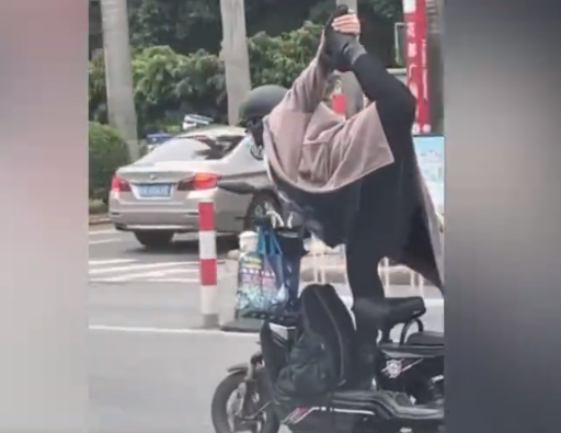 女子“练瑜伽”式骑车惊到路人:交通安全“反面教材” - v2ra小站
