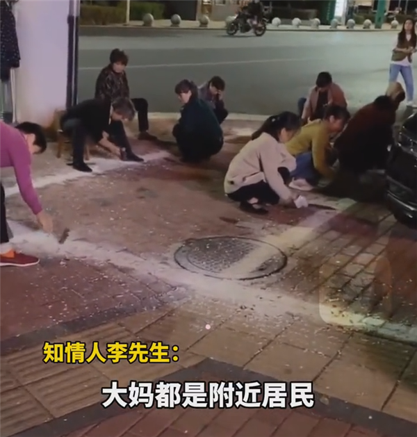大妈为跳广场舞拿工具砍掉停车线 网友反讽:你们画错了 - v2ra小站