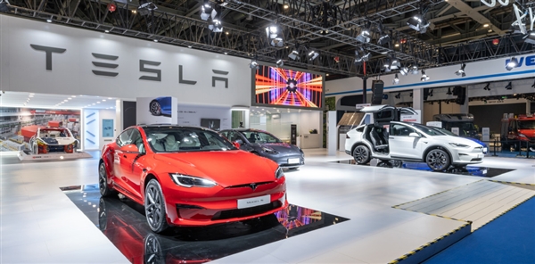 不止Model S/X Plaid！特斯拉人形机器人中国首秀：售价不超15万 - v2ra小站