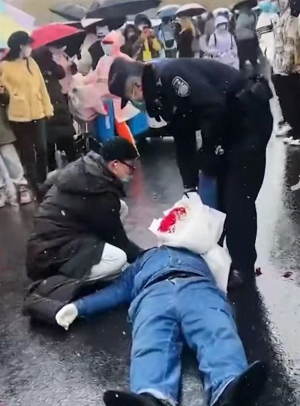 当心女主播!榜一大哥网恋大妈被骗255万 还有被拒见面男子捧玫瑰躺断桥 - v2ra小站