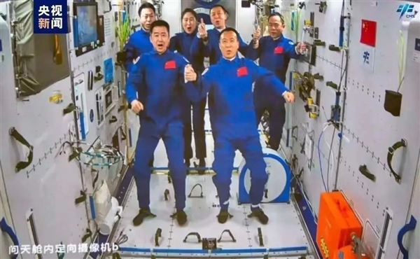 6位航天员在太空拼桌吃饭 国产航天微波炉立功 极致小巧 - v2ra小站