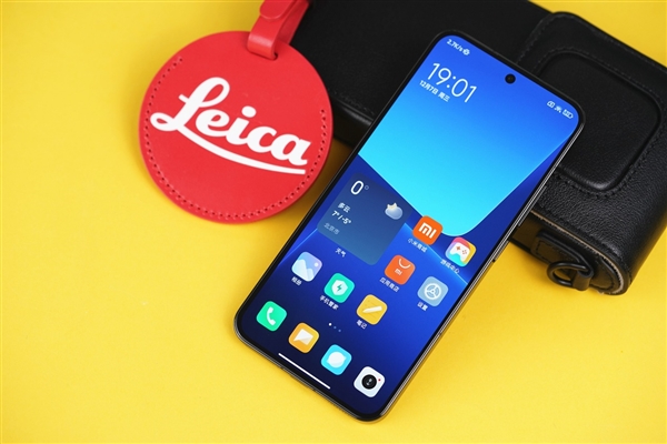小米13黑色版图赏:直屏直边手感秒杀iPhone 14! - v2ra小站