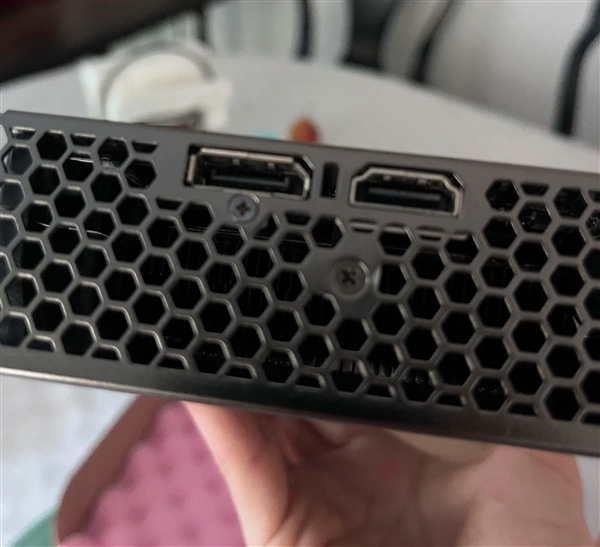 玩家买到诡异的GTX Titan X卡皇:五个接口 少了仨 - v2ra小站