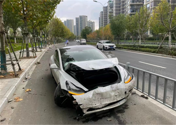 车主曝特斯拉Model 3失控撞护栏：踩刹车后自动加速 - v2ra小站