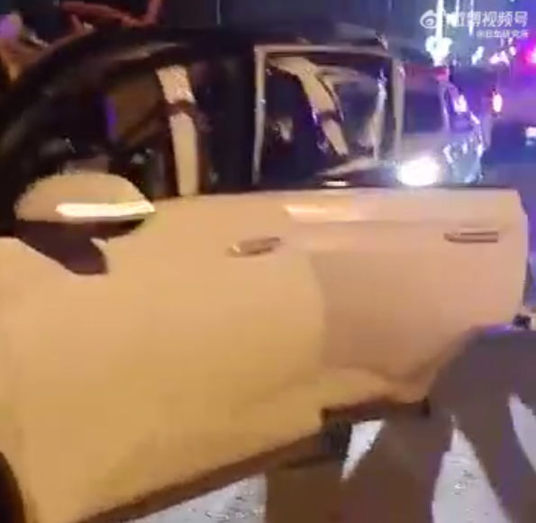 车顶被掀飞数米 官方回应湘潭一汽车行驶中爆炸：无伤亡 - v2ra小站