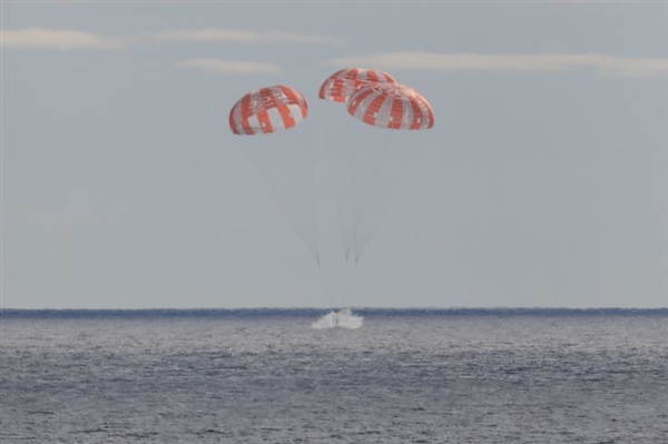 NASA猎户座登月飞船成功返回地球:美国完成重返月球第一步 - v2ra小站