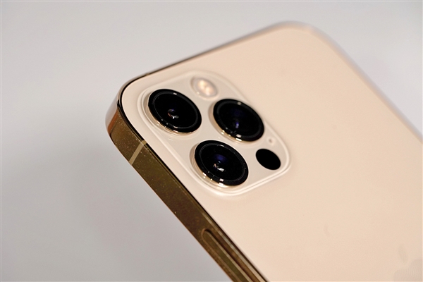 iPhone 15 Pro外观图出炉:终于告别纯直边 手感大提升 - v2ra小站