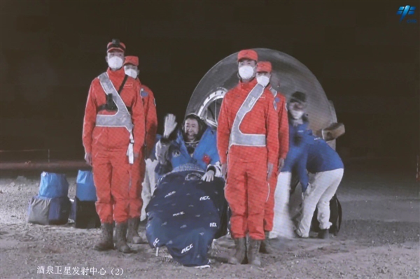 神十四载人飞行任务圆满成功!检查作业的爸爸陈冬从太空回来了 - v2ra小站