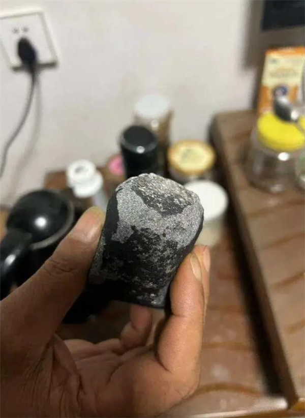 火球坠入浙江 警方带走疑似陨石碎片:现场砸出六七厘米深坑 - v2ra小站
