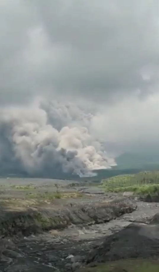 印尼塞梅鲁火山发生大规模喷发：现场浓烟滚滚 去年同天也曾喷发 - v2ra小站