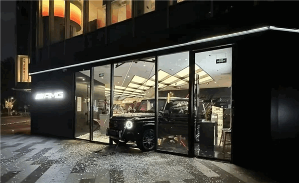 广州市中心上演现实版GTA 男子抢夺奔驰AMG展厅大G展车 - v2ra小站