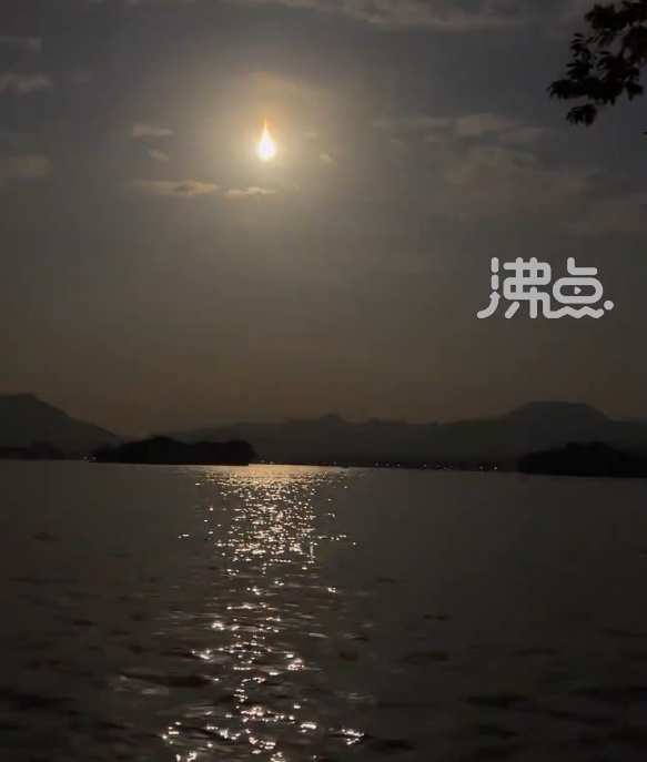 杭州市民拍下火球划过西湖瞬间：火光点亮天幕与湖面映衬 - v2ra小站