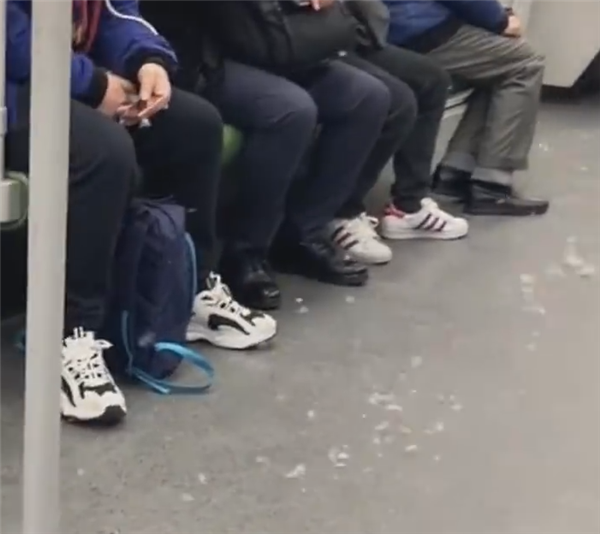 乘客羽绒服炸开 绒毛飘满地铁车厢：这是为什么呢？ - v2ra小站