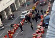 女子买200万豪车 亲友400箱礼花庆贺 整条街道都摆满了 - v2ra小站