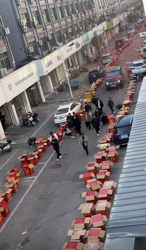 女子买200万豪车 亲友400箱礼花庆贺 整条街道都摆满了 - v2ra小站