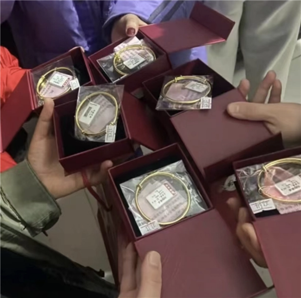 九旬老人花21万买17个金镯子送晚辈！网友羡慕了：满满都是爱 - v2ra小站