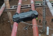 切勿疲劳驾驶！男子一宿未睡不慎撞出护栏：倒挂10米高钢管上 - v2ra小站