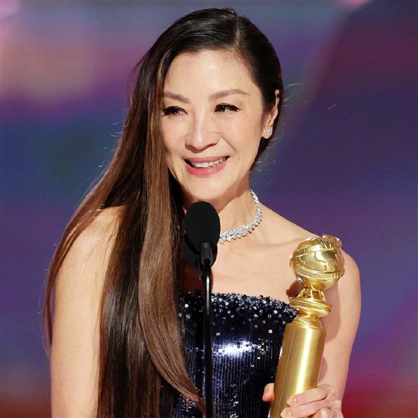 凭《瞬息全宇宙》封神!61岁演员杨紫琼获金球奖影后 - v2ra小站