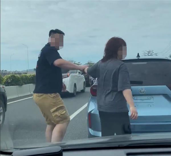 嚣张！飞度女应急车道超车未果打砸后车被刑拘 受害车主回应 - v2ra小站