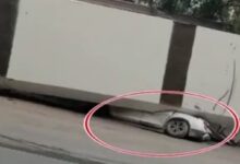 半挂车数十吨钢箱梁脱落砸扁宝马 车主:可以换新车了 - v2ra小站