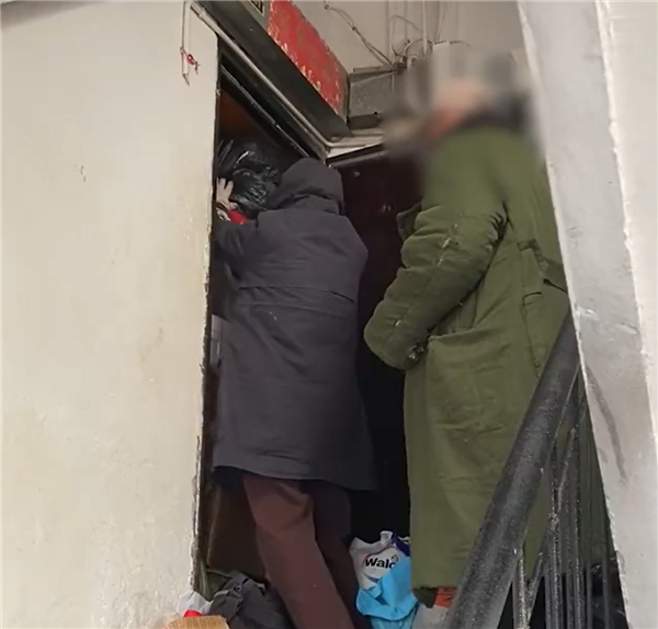 俩老人家里塞满废品在楼道打地铺 警惕：囤积癖是种病 - v2ra小站