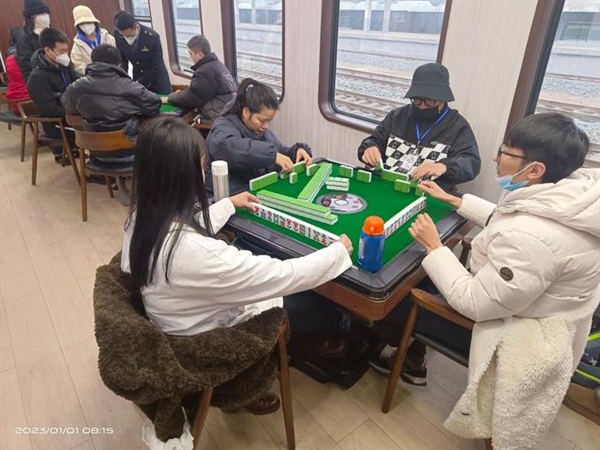 国铁西安局回应火车内设麻将桌:系主题定制列车 还有KTV、影院 - v2ra小站